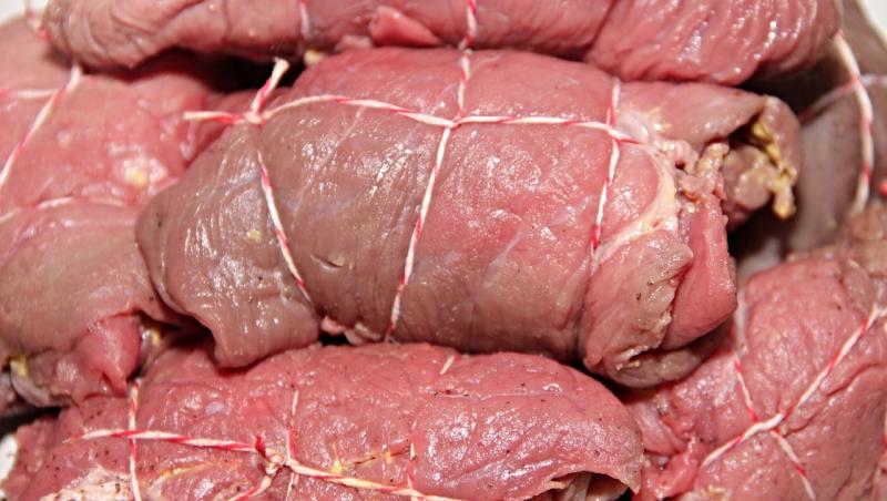 Ruladă din carne de porc cu legume, în sos de roșii