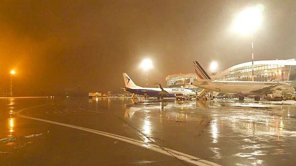 Sute de rom&acirc;ni, blocați &icirc;n aeroporturi. Mai multe curse aeriene anulate &icirc;n Rom&acirc;nia din cauza vremii
