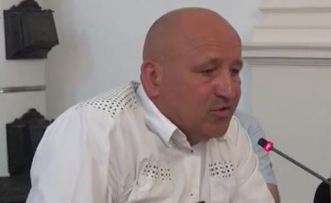 Un primar din județul Cluj a ajuns la spital, după ce a fost bătut &icirc;n curtea școlii