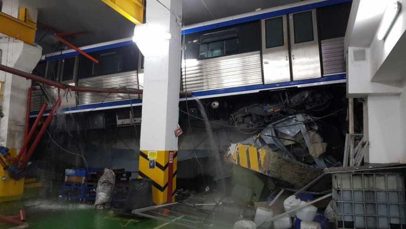 Incident teribil la metrou, în București! Două vagoane au sărit de pe șine și au rămas suspendate