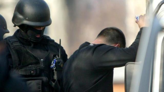 Trei bărbaţi au fost reţinuţi, după ce au bătut o femeie, au sechestrat-o şi au jefuit-o! Victima, anchetată și ea!