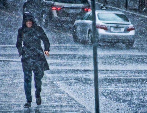 Ploaia &icirc;nghețată a adus haos &icirc;n toată țara! Anunțul făcut de MAI: &rdquo;S-a intervenit pentru degajarea a sute de copaci!&rdquo;