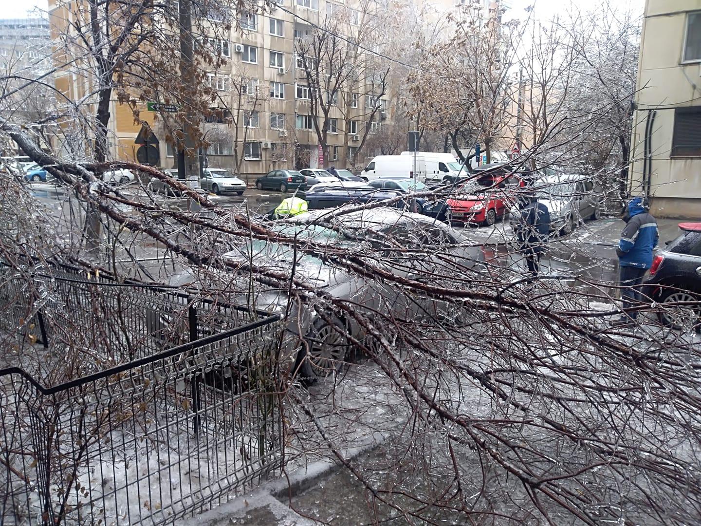 Autoritățile, depășite de haosul provocat de ploaia din Capitală! Un primar din Capitală: &rdquo;E ca la cutremur!&rdquo;