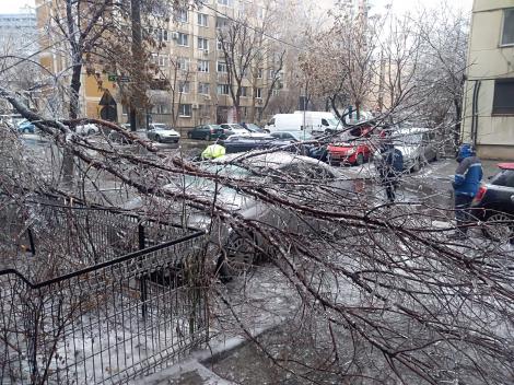 Autoritățile, depășite de haosul provocat de ploaia din Capitală! Un primar din Capitală: ”E ca la cutremur!”
