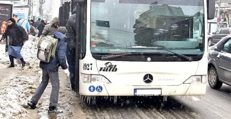Bucureștiul, paralizat de ploaia înghețată! Autoritățile au retras toate troleibuzele în depouri. din cauza condițiilor meteo extreme