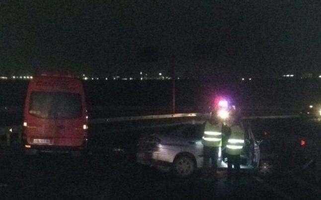 O maşină a lovit pe contrasens un microbuz cu 12 persoane! Cinci oameni, &icirc;ntre care doi copii, duși la spital de urgență! Traficul, blocat complet!