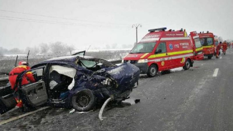 Plan roșu de intervenție în Caraș Severin. O mașină s-a izbit de un autocar: Au fost anunțate peste 40 de victime