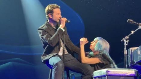 Moment emoționant! Lady Gaga l-a invitat pe Bradley Cooper pe scenă, în timpul concertului din Las Vegas | VIDEO
