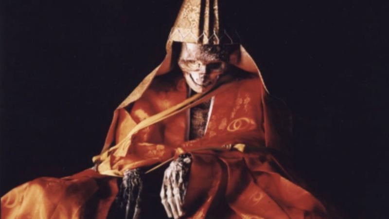 Povestea terifiantă a călugărilor-mumii! Intrau de bunăvoie în morminte și sunau dintr-un clopoțel până când mureau. Cum au ajuns centrul unei bișnițe. FOTO