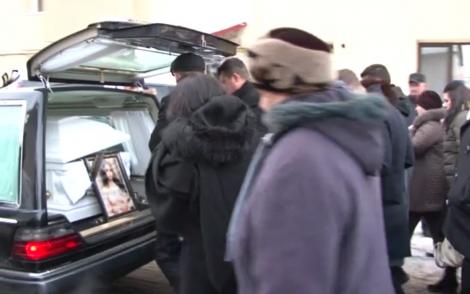 Mama Gabrielei Rîpan, copleșită de durere la înmormântarea fiicei sale! Gestul sfâșietor prin care a făcut pe toată lumea să plângă - FOTO, VIDEO