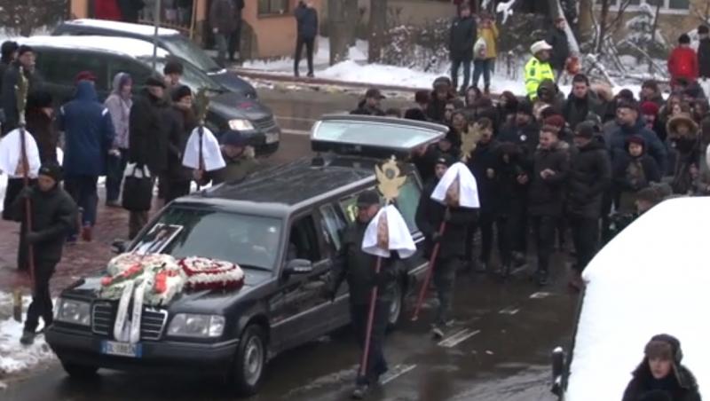 Mama Gabrielei Rîpan, copleșită de durere la înmormântarea fiicei sale! Gestul sfâșietor prin care a făcut pe toată lumea să plângă - FOTO, VIDEO