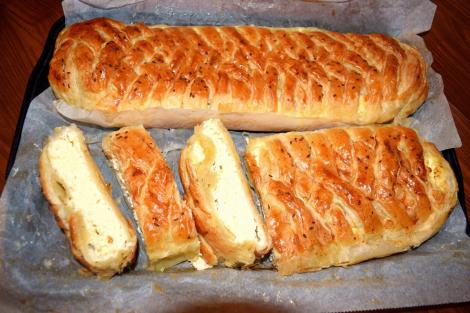 Cum pregătim cele mai simple și aspectuoase plăcinte împletite cu brânză sărată!