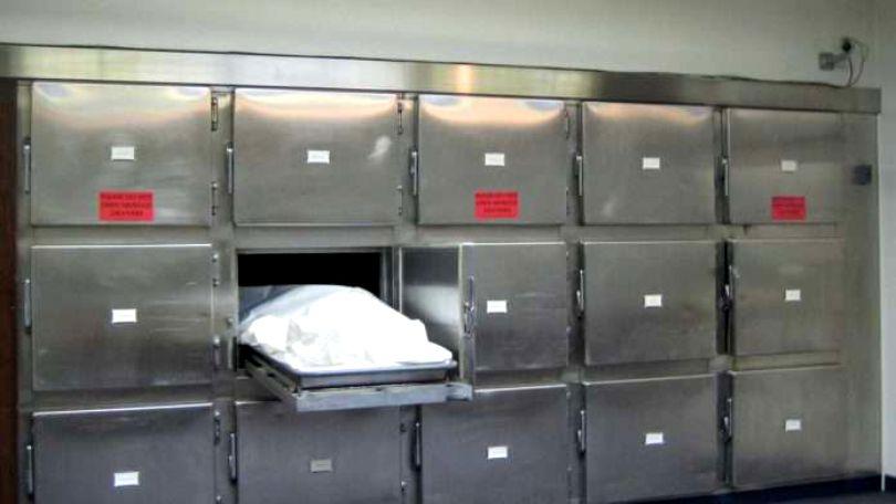 De necrezut! Un bărbat mort de o lună nu poate fi &icirc;ngropat. Primarul din localitate nu crede că a decedat