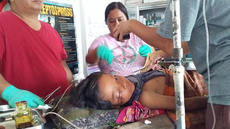 Disperare fără margini! Un tată a mușcat cu toată forța sa un crocodil pentru a-și salva fiul de la moarte &icirc;n ultimul moment