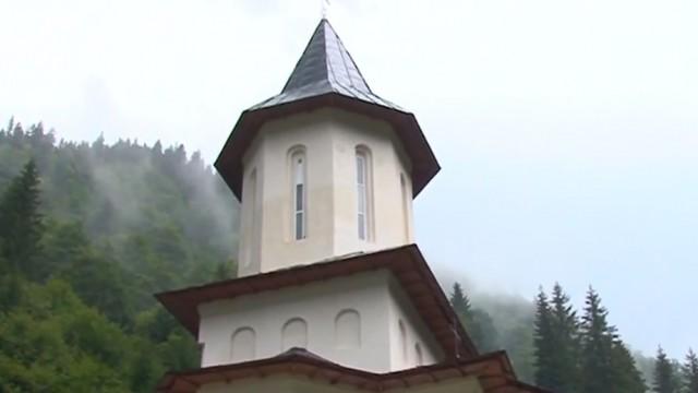 Jaf la o mănăstire! Hoțul a fost cazat de călugări, după care a furat bani dintr-o chilie. Suma fabuloasă cu care a fugit