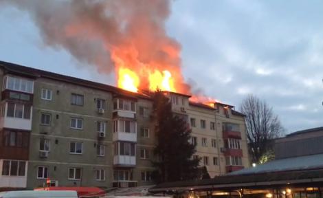 Ultimă oră! Un incendiu puternic a izbucnit la un bloc din Timișoara - FOTO