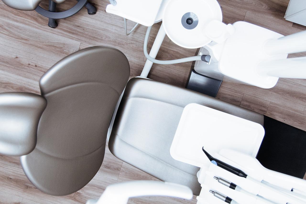 Proteză versus implant dentar: ce alegem?