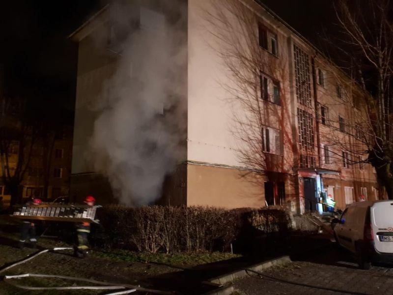 Incendiu puternic urmat de o explozie &icirc;ntr-un bloc din T&acirc;rgu Mureş! 18 persoane evacuate de urgență