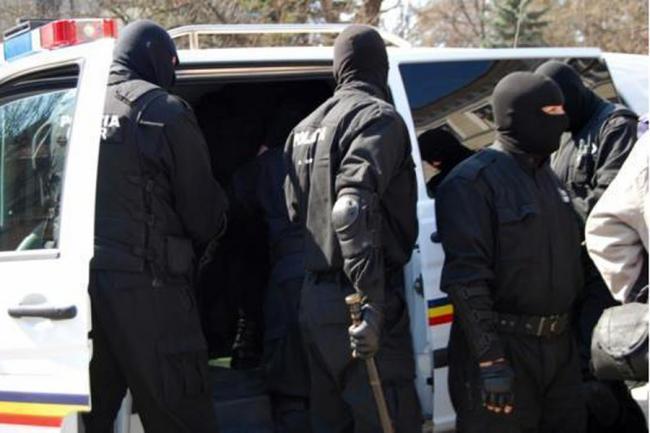 Credite cu documente false. Polițiștii fac percheziții &icirc;n casele suspecților