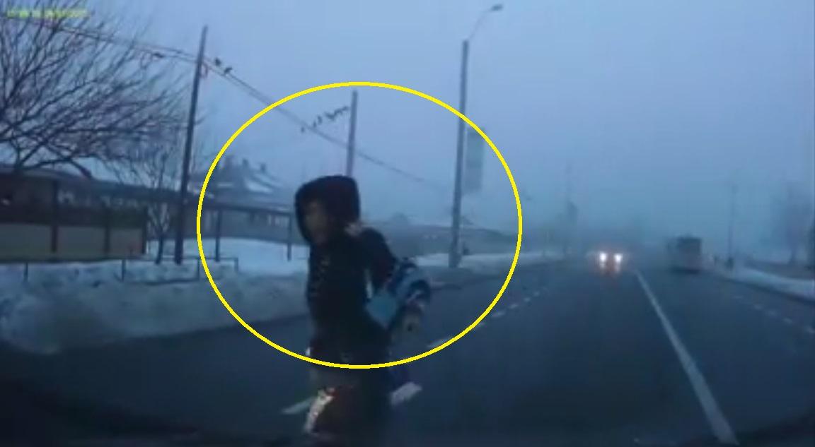 Momentul șocant &icirc;n care o femeie traversează, cu fiica ei de m&acirc;nă, printr-un loc nepermis, o stradă cu patru benzi!&nbsp;Impacul devastator, evitat &icirc;n ultima clipă