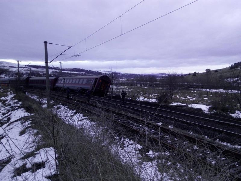 Un vagon al unui tren, deraiat din cauza zăpezii și a pietrelor! &Icirc;n ce stare se află pasagerii