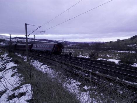 Un vagon al unui tren, deraiat din cauza zăpezii și a pietrelor! În ce stare se află pasagerii