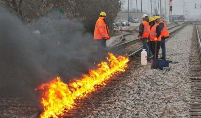 Circulația trenurilor afectată de vremea rea! Mai multe șine ferate au luat foc ca o torță cre&acirc;nd panică &icirc;n r&acirc;ndul călătorilor. Ce s-a &icirc;nt&acirc;mplat