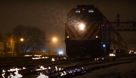 Imagini uluitoare! Șine de tren, în flăcări! Circulația trenurilor nu a fost oprită – VIDEO
