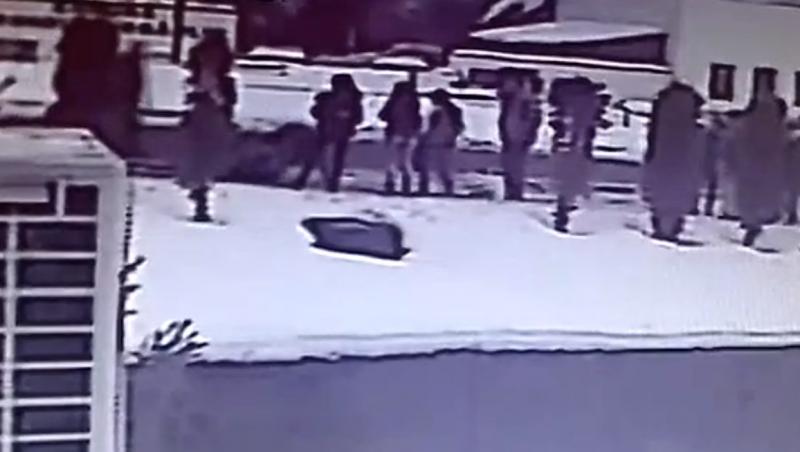 Imagini șocante! Un adolescent, bătut în fața liceului, în timp ce mai mulți oameni priveau, fără să intervină