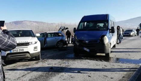 Accident în Sibiu, unde patru vehicule s-au ciocnit! Sunt 13 persoane implicate, iar două femei și o fetiță de trei ani au fost duse de urgență la spital