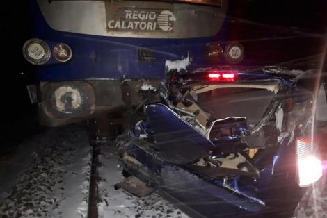 Accident grav! Maşină spulberată de tren între Arad și Oradea. Circulația este oprită, iar medicii intervin