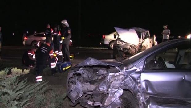 Tragedie la Buzău! Doi tineri AU MURIT și un altul e &icirc;n stare gravă după ce mașina a lovit violent o casă!