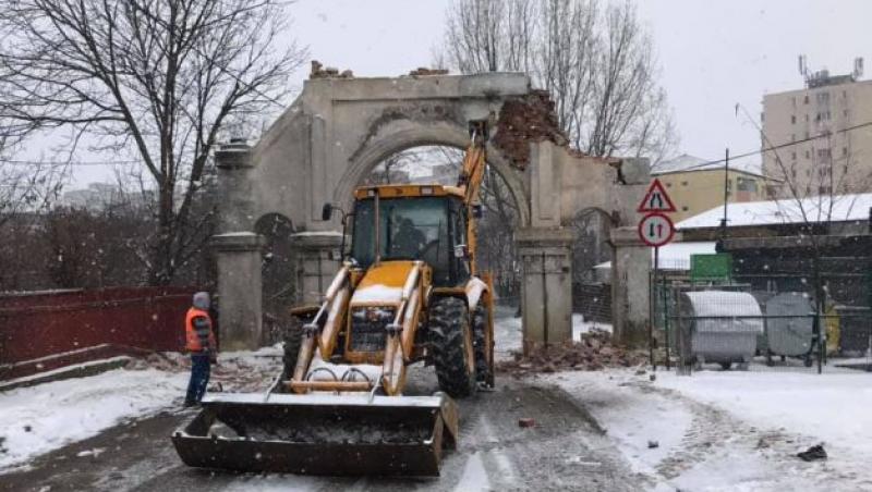 Istorie ștearsă cu buldozerul! Un simbol al suferinței românilor, distrus pentru că „îngreuna traficul rutier”