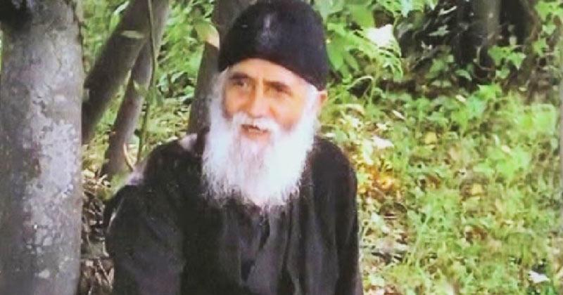 Vorbele de mare ajutor ale unui Sf&acirc;nt pustnic de la Muntele Athos: ,,C&acirc;nd ești bolnav, să nu faci nimic, să spui numai aceste trei cuvinte"