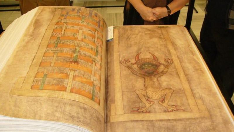 Povestea terifiantă a „Bibliei Diavolului”. Ar fi fost scrisă pe pagini din piele de un călugăr posedat, pentru a se salva de o moarte cruntă – FOTO