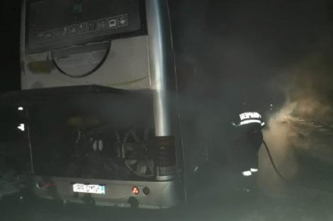 Panică printre pasageri. Un autocar a luat foc în mers, în Neamț
