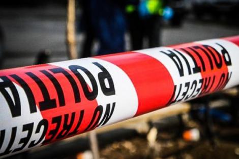 Descoperire macabră! Un bărbat, găsit mort într-o parcare din Slatina! Polițiștii sunt la fața locului 