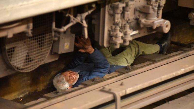 Caz cutremurător! A fost călcat de tren în timp ce căuta o sacoșă cu mâncare pe șinele de tren, dar a scăpat miraculos!