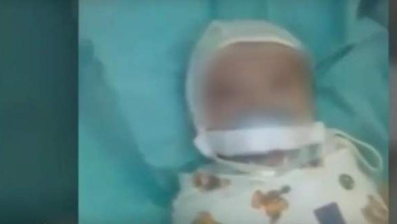 Scene șocante într-un spital de copii! Bebeluș cu suzeta prinsă cu lipici de gură. VIDEO