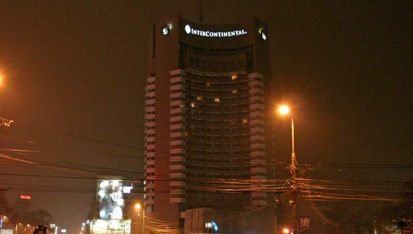 Alertă &icirc;n București! O persoană s-a aruncat de pe Hotelul Intercontinental