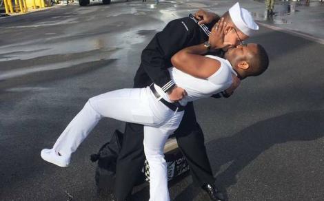 Imaginile fac înconjurul lumii! Un marinar american și-a sărutat soțul pasional în momentul revederii. Cum au explicat gestul lor