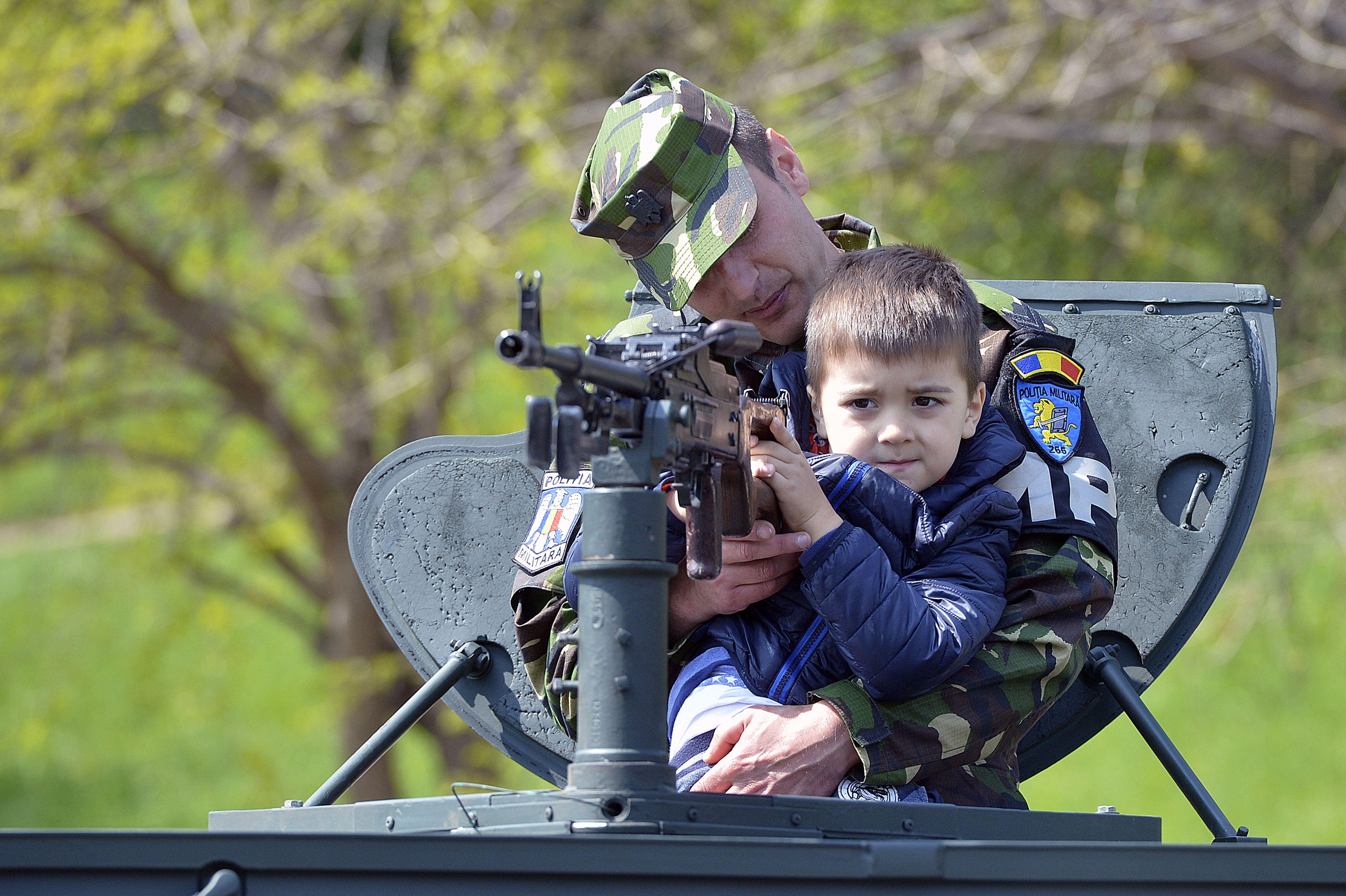 Pensie de urmaș pentru copiii militarilor decedați, promulgată! Ce spune noua lege