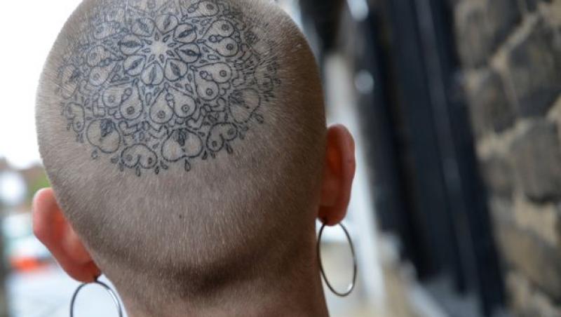 Interzis minorilor! Și-a făcut cel mai indecent tatuaj pe creștetul capului! Motivul este extraordinar! Foto