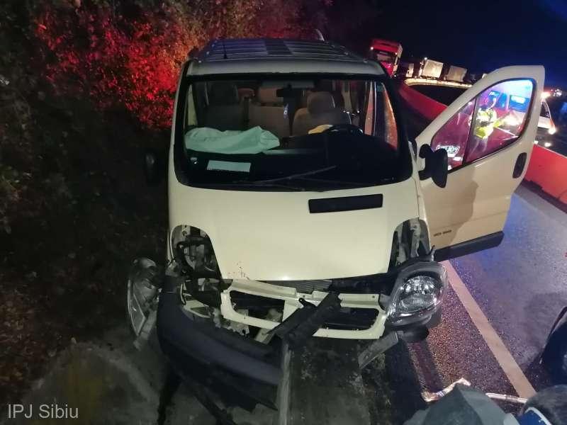 Clipe de groază pentru călătorii unui microbuz! Șoferul a pierdut controlul volanului și a intrat &icirc;ntr-un cap de pod! Foto