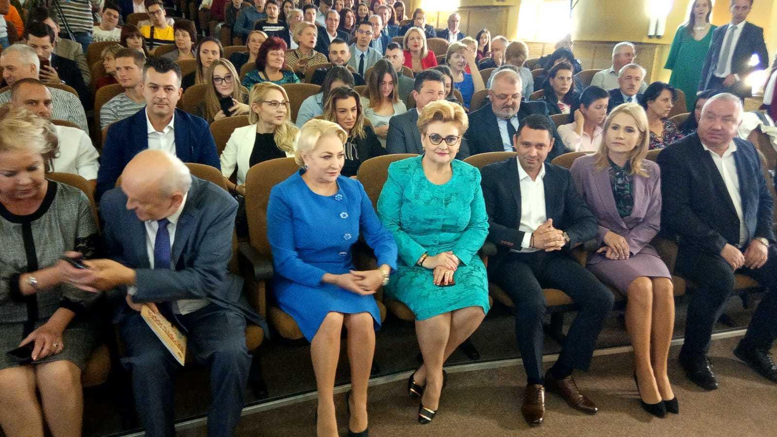 Dăncilă, &icirc;nt&acirc;mpinată la UPG Ploieşti de tineri contestatari. Cineva i-a strigat: &rdquo;Sf&acirc;rşitul e aproape&rdquo;