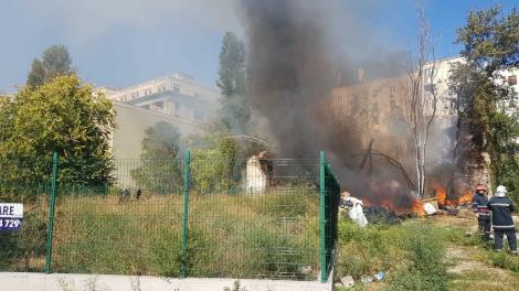 Incendiu la o clădire părăsită din Bucureşti; în interior se produc mai multe explozii