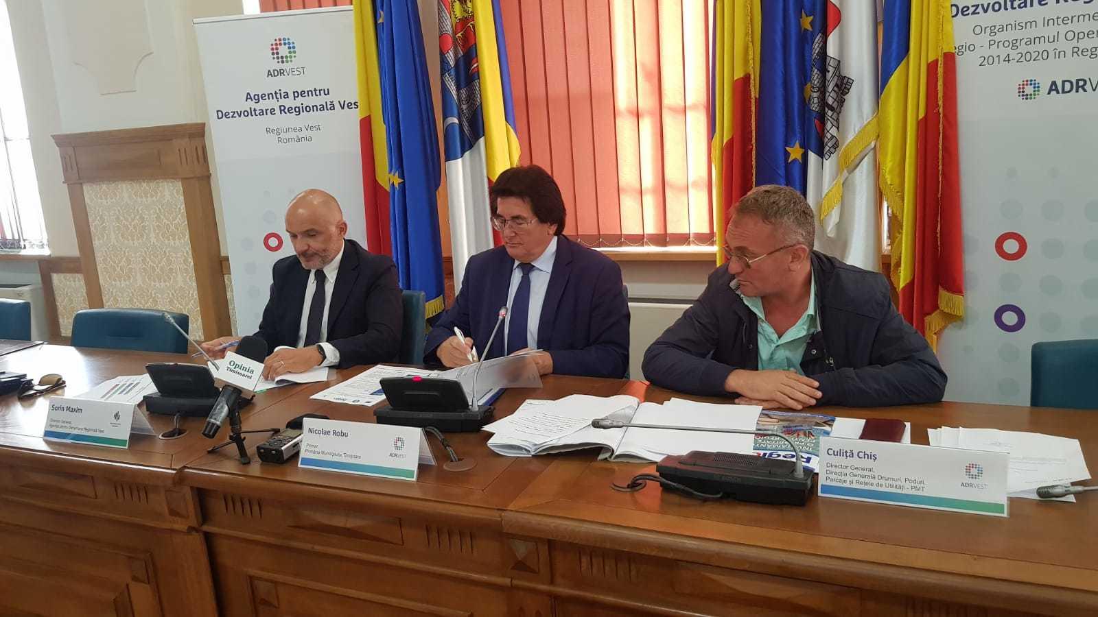 Două proiecte de peste 50 milioane euro au fost semnate de Primăria Timişoara şi ADR Vest; vor fi cumpărate tramvaie noi şi se vor instala, &icirc;n premieră, automate pentru bilete de călătorie