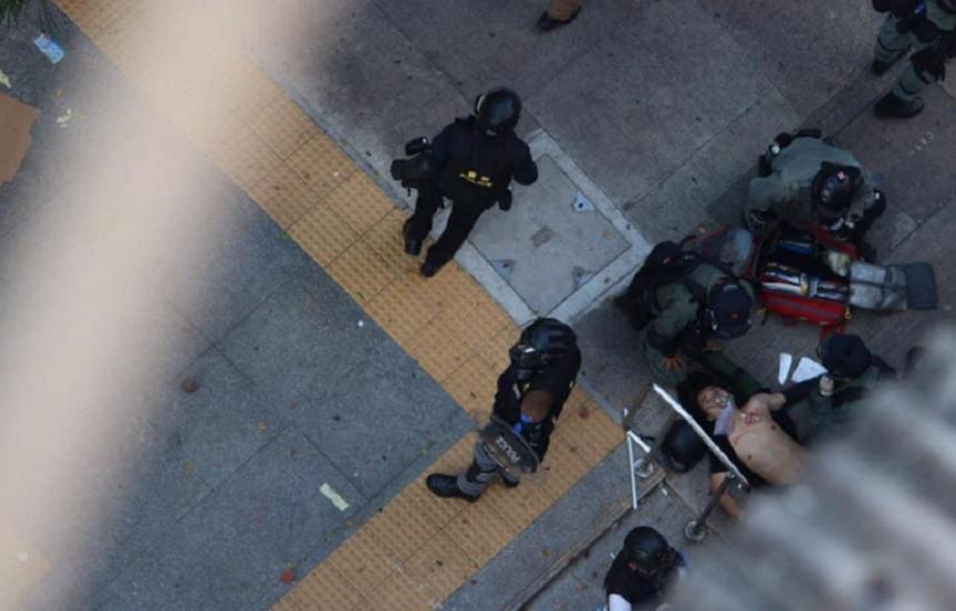 Un manifestant rănit cu gloanţe reale de poliţie la Hong Kong &icirc;n cursul unei &rdquo;zile a furiei&rdquo; organizate cu ocazia marcării a 70 de ani de la &icirc;nfiinţarea Chinei populare