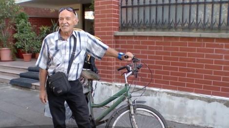 Curier pe bicicletă la 71 de ani. Bunicul face zilnic cel puţin 50 de kilometri pentru a livra mâncare: "Pentru un bănuț în plus și ca să fiu util și cinstit"