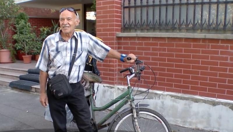 Curier pe bicicletă la 71 de ani. Bunicul face zilnic cel puţin 50 de kilometri pentru a livra mâncare: 